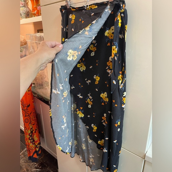 H&M Divided Wrap Skirt Black Floral Straight Size 10 - Picture 2 of 10
